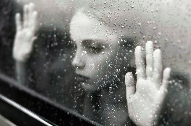 mengamankan gadget dari air menggunakan angkutan taxi