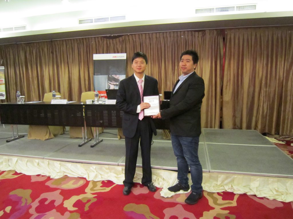 Mr Steven Wang secara simbolis menyerahkan plakat sebagai tanda kerja sama Hikvision & PT. Prima Inovasi Teknologi