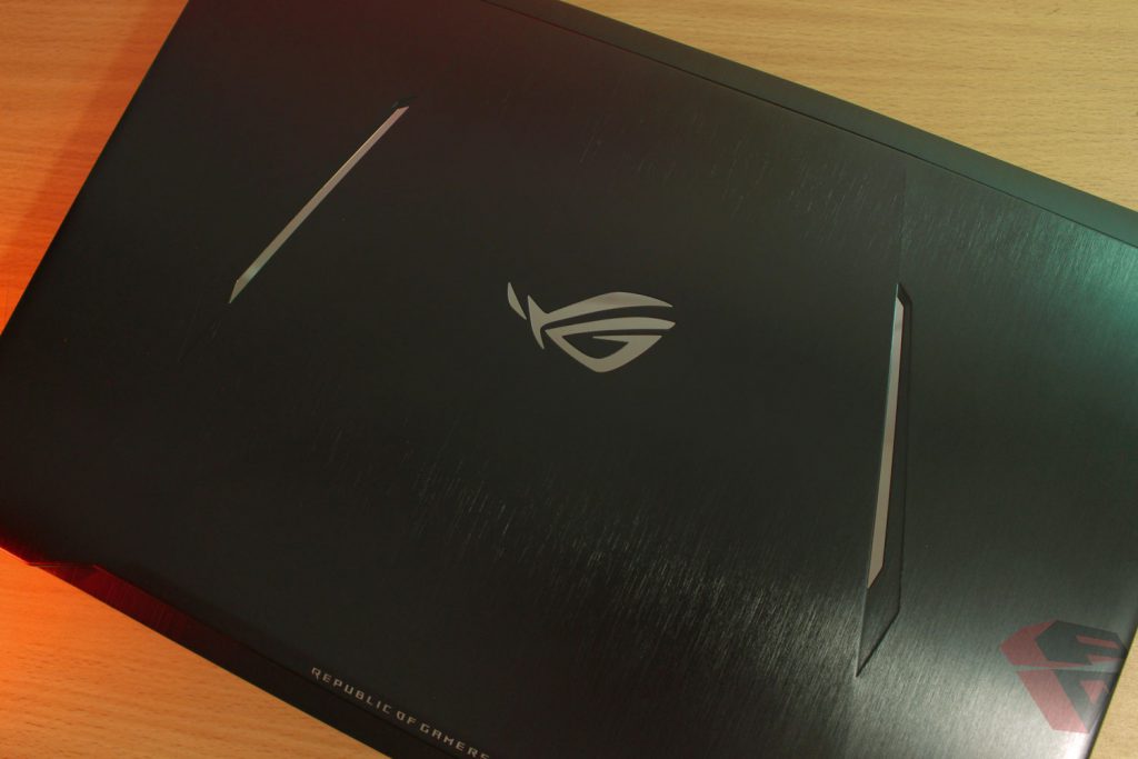 Review Asus ROG Strix GL702ZC LCD Cover Design