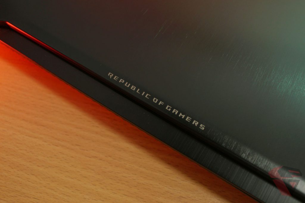 Review Asus ROG Strix GL702ZC new shape on LCD Cover