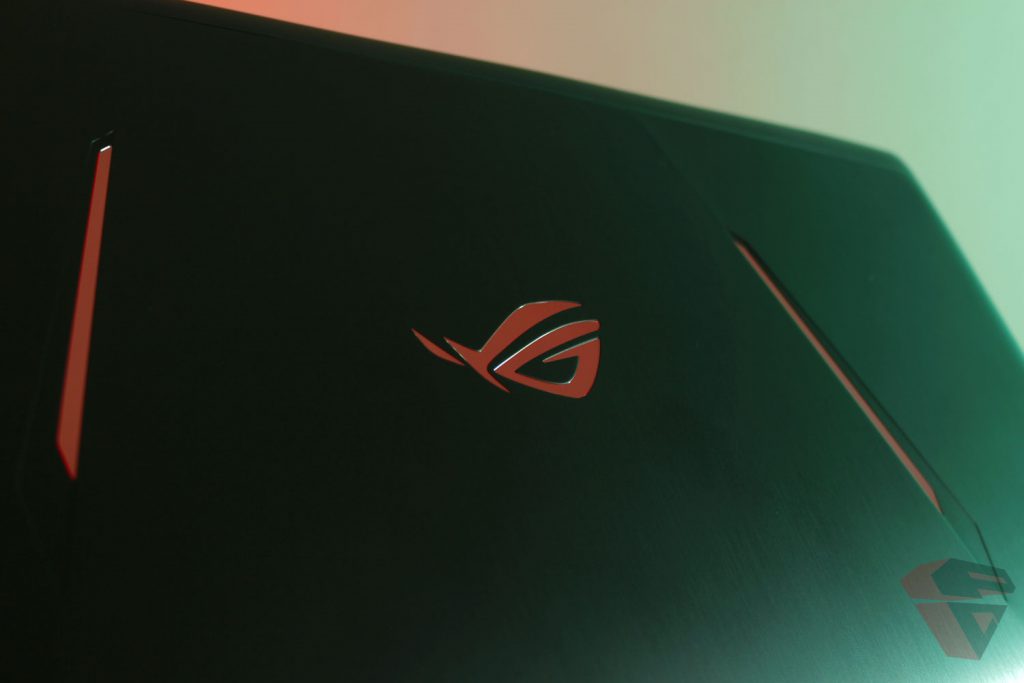 Review Asus ROG Strix GL702ZC LCD Cover Design 2