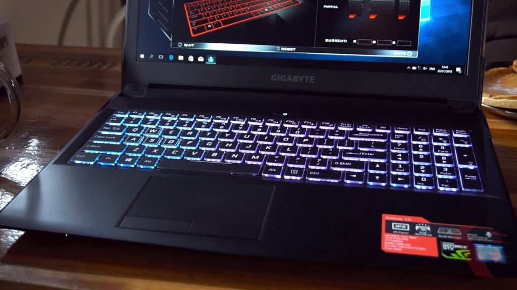 Review Gigabyte Sabre 15 P45W003