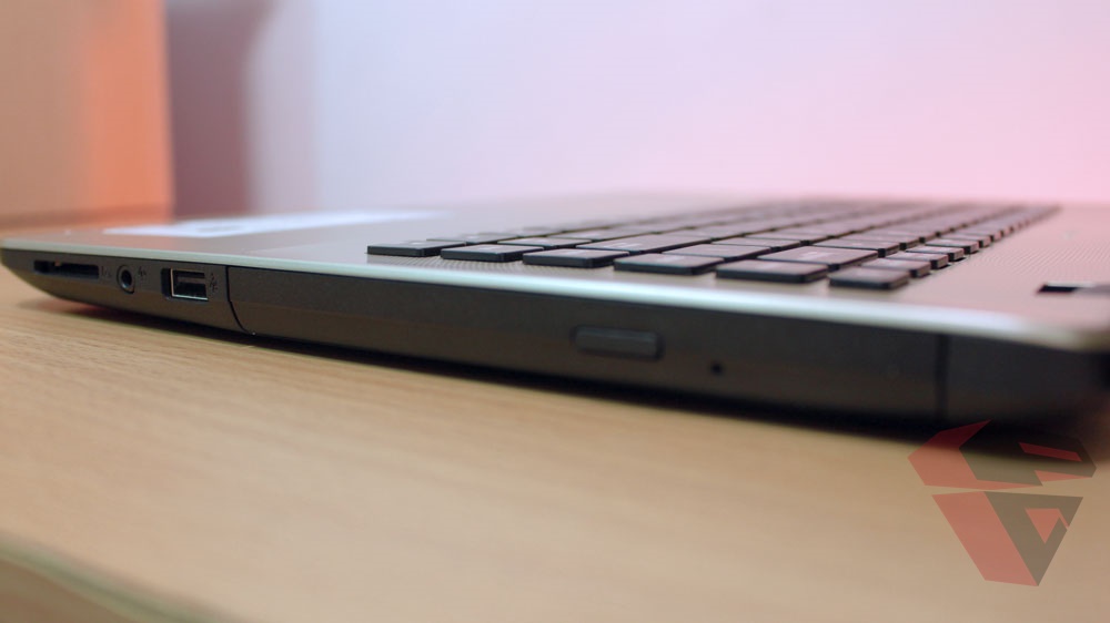 Review Asus A442UQ left IO